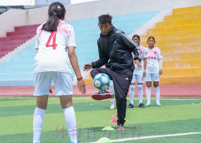 把足球带进乡村，让梦想飞向世界 “女足活力玫瑰课堂”走进乡村校园