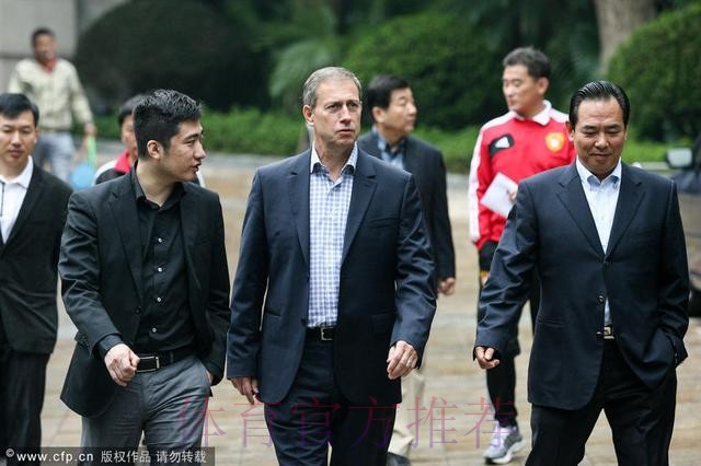 佩兰正式出任中国男足主教练 蔡振华赠送队服 佩兰正式出任中国男足主教练 蔡振华赠送队服